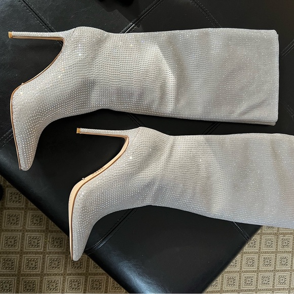 BILLINI-EMMALINE SILVER RHINESTONE BOOTS SIZE 9 NWOB - Picture 9 of 9